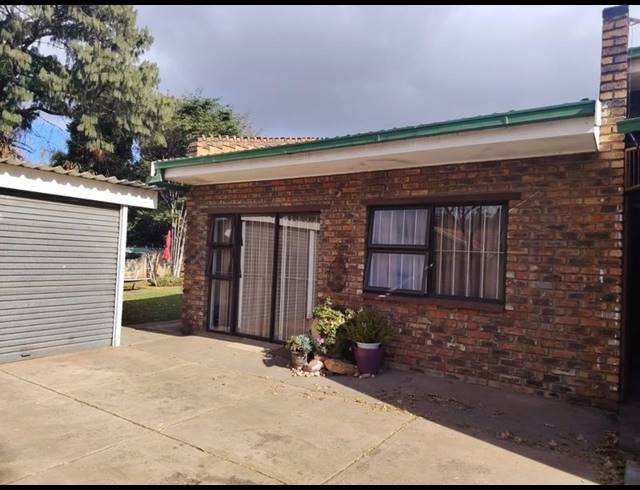4 BEDROOM HOUSE FOR SALE IN VANDERBIJLPARK SW 2